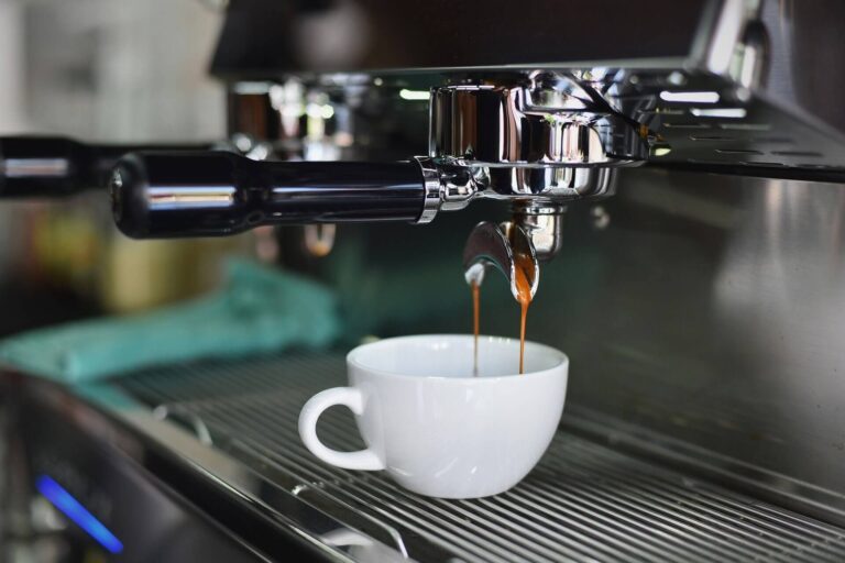 máquina café com moeda