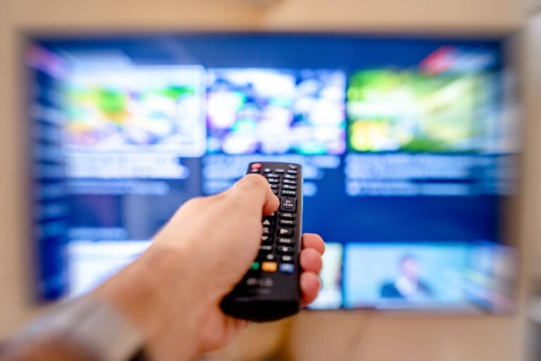 Assinatura de TV - https://www.pexels.com/pt-br/foto/aparelho-eletronico-dispositivo-eletronico-mao-controle-remoto-12956039/